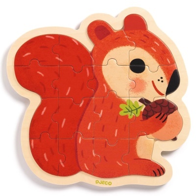 Puzzle de madeira em forma de esquilo vermelho segurando uma pinha