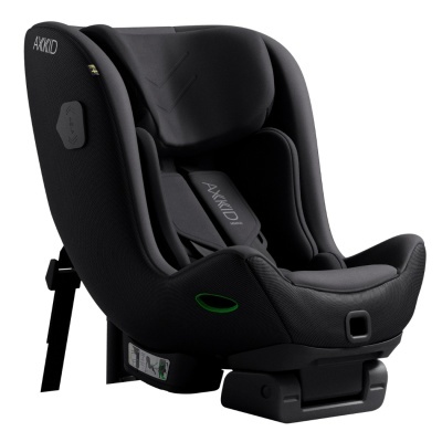 cadeira auto infantil preta AXKID com tecido acolchoado e fivela de segurança
