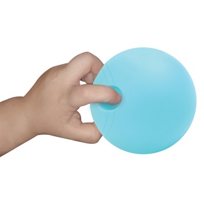 Mão de criança a segurar bola azul lisa