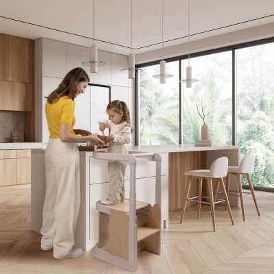 Cozinha moderna com ilha e escadote de madeira com criança e mulher