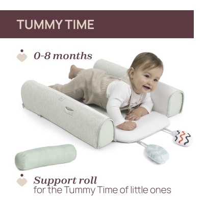 Almofada de apoio para bebés 0-8 meses com brinquedos pendurados e bebé deitado