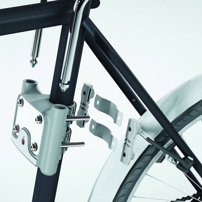 Cadeado metálico cinza claro fixado em quadro de bicicleta preto com roda branca