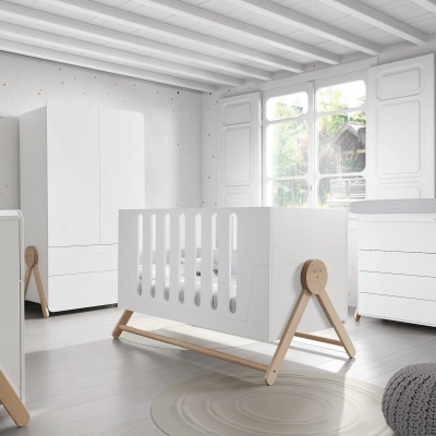 Quarto minimalista com berço branco, guarda-roupa e cómoda brancos, chão cinza claro, janela grande com moldura branca