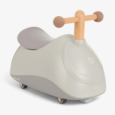 Carrinho de brincar cinza com guiador de madeira clara e rodas pequenas