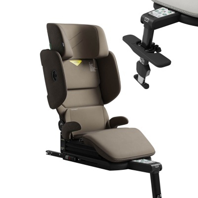 Cadeira auto infantil bege com detalhes castanhos e sistema ISOFIX
