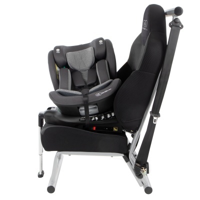 Cadeira de criança cinza e preta numa cadeira principal preta de automóvel