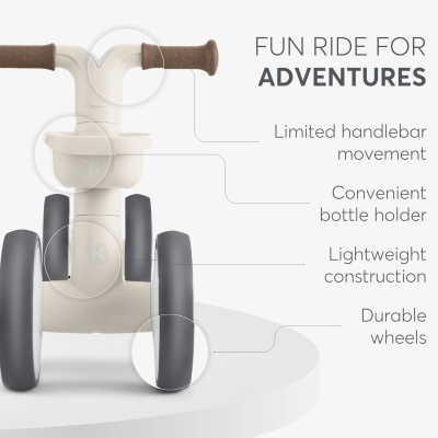 Triciclo infantil bege com rodas pretas e texto promocional em fundo branco