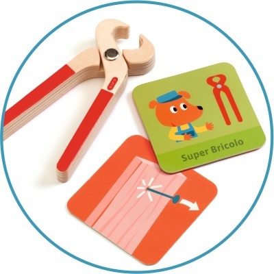 Ferramentas de brinquedo em madeira com cartões ilustrativos coloridos
