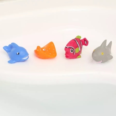 Quatro brinquedos de banho coloridos em forma de animais marinhos