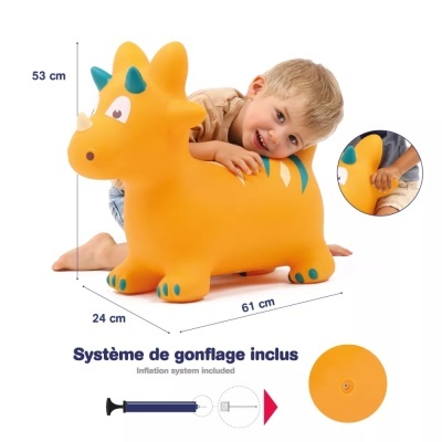 Brinquedo insuflável em forma de dinossauro laranja com detalhes verdes e sistema de insuflação incluído