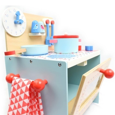 cozinha de brinquedo de madeira azul com acessórios coloridos para crianças