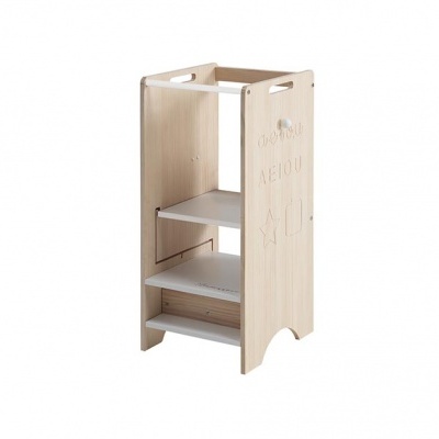 Suporte de madeira clara com prateleiras brancas