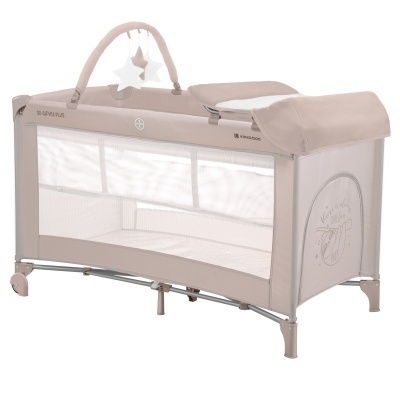 Berço portátil bege e cinza com laterais em rede e suporte para brinquedos em forma de estrela
