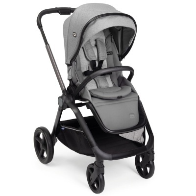 Carrinho de bebé cinzento com estrutura preta sobre fundo branco