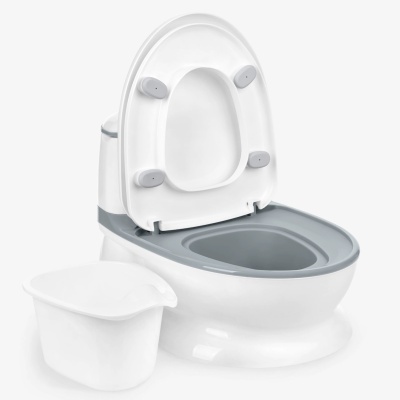 Sanita infantil branca e cinza com tampa aberta e recipiente plástico ao lado