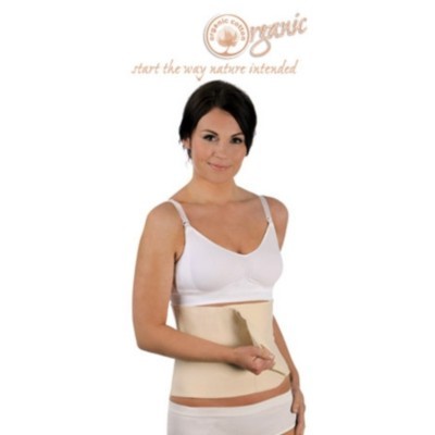 Mulher vestindo cinta modeladora bege e top branco com texto 'Organic start the way nature intended'
