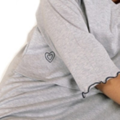 Roupa cinza clara com detalhe de coração e manga ondulada