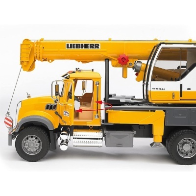Caminhão guindaste amarelo e preto com texto LIEBHERR e detalhes da cabine