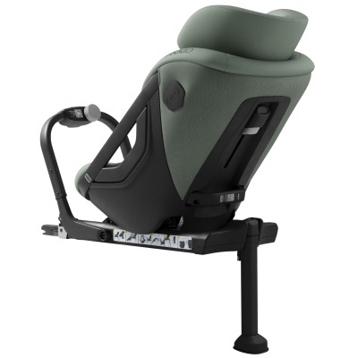 cadeira auto verde para criança com estrutura preta e base estabilizadora