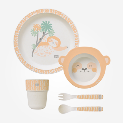 Conjunto de utensílios infantis com prato, tigela, copo, colher e garfo com desenhos de preguiça e padrão laranja.