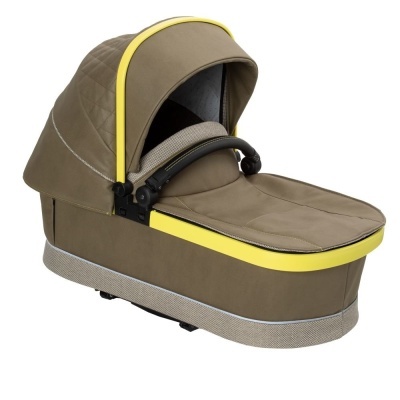 Moisés bege com detalhes amarelos e capota acolchoada