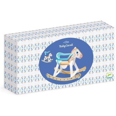 Caixa decorada com padrão azul e bege contendo imagem de cavalo de balanço branco e azul