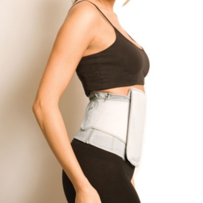 Pessoa a usar cinta lombar cinzenta clara sobre roupa preta