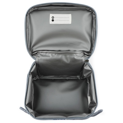 Mala de armazenamento cinzenta aberta com interior cinzento e etiqueta branca visível