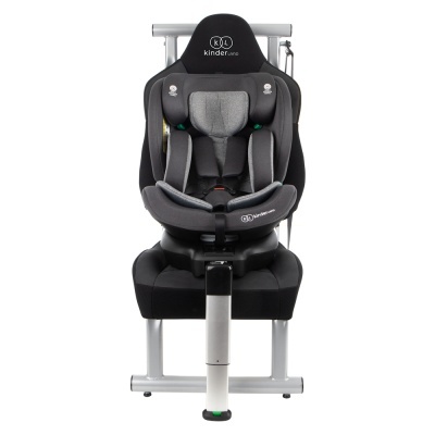 Cadeira auto infantil cinza e preta com arnês e suporte metálico