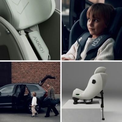 Cadeira auto infantil AKKID em tecido branco e preto com suporte ajustável e cinto de segurança.