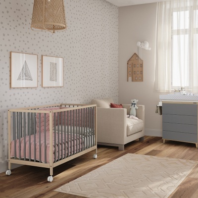 Quarto infantil com berço de madeira clara e grades cinzentas, poltrona bege e cómoda cinzenta
