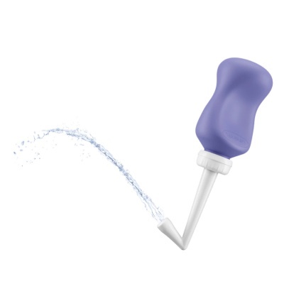 Frasco lilás com bico branco a jorrar água