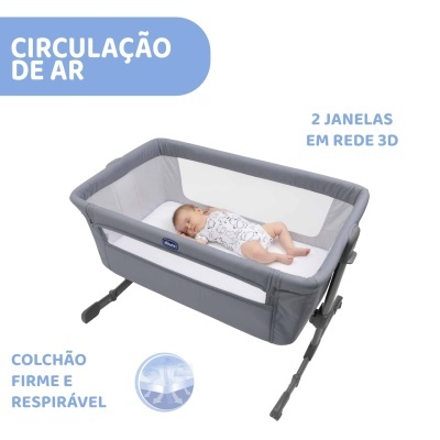 Berço de bebé cinzento com rede e colchão branco onde bebé está a dormir