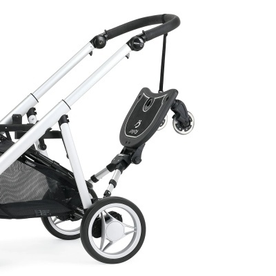 Estrutura metálica branca com rodas e placa preta com logo p3 suspensa num fundo branco