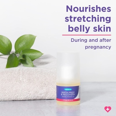 Frasco de óleo de massagem para recuperação pós-parto com toalha e folhas ao fundo