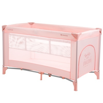 Cama de viagem de bebé cor-de-rosa com laterais em rede branca e texto 'Sparkle like a UNICORN'