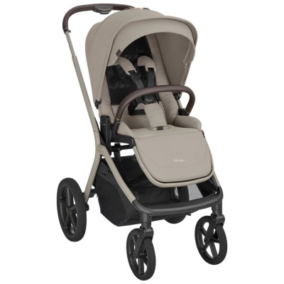 Carrinho de bebé bege com estrutura metálica e cintos de segurança