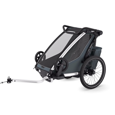 Carrinho de passeio infantil preto e cinzento com rodas grandes e pequena barra metálica para bicicleta