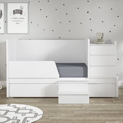 Cama infantil branca com colchão cinzento, escada, gavetas e decoração de parede com pontos pretos e quadros