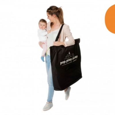 Mulher a carregar bebé e bolsa preta com texto branco