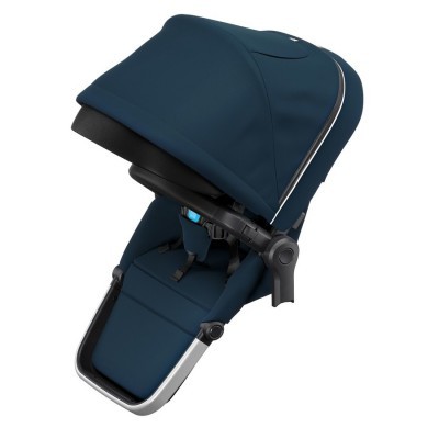 Carrinho de bebé azul escuro com capota extensível e cinto de segurança.