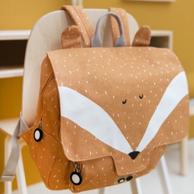 Mochila infantil castanha com design de raposa pendurada numa cadeira clara