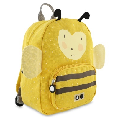 Mochila infantil amarela com desenho de abelha e bolso frontal com riscas castanhas.