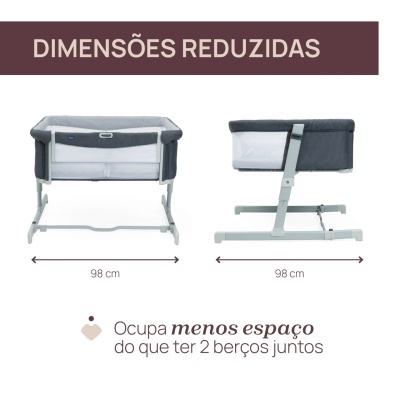 Berço portátil cinzento claro com estrutura em metal cinzento e tecido branco, apresentado de frente e lado com medidas.