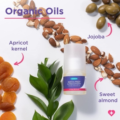 Frasco cosmético rodeado por ingredientes naturais: jojoba, amêndoas doces, caroço de alperce e folhas verdes.