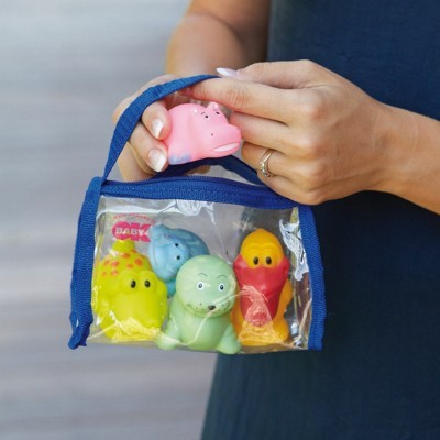 Bolsa transparente com brinquedos de banho coloridos e mão segurando brinquedo rosa.