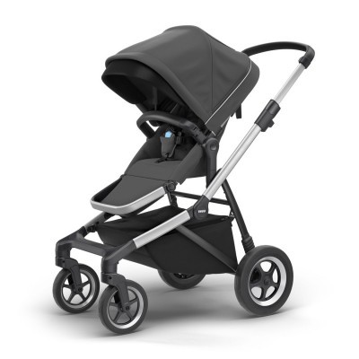 Carrinho de bebé preto com estrutura prateada e rodas