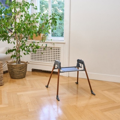 Suporte para banheira com pernas de madeira num chão de madeira clara