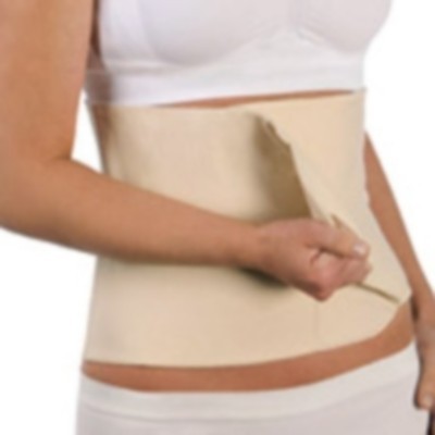 Faixa abdominal elástica bege com fecho de velcro usada numa pessoa