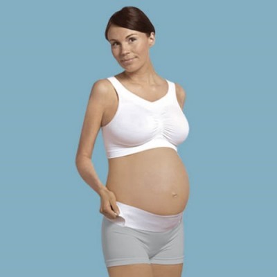 Mulher grávida com sutiã branco e calções cinzentos com faixa branca